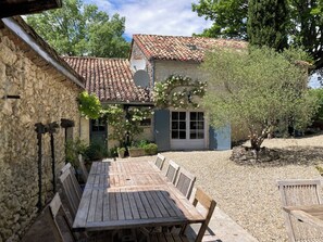 Outdoor dining - Charming gîte with swimming pool & large garden, Tarn-et-Garonne (Touffailles)