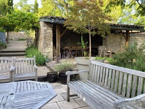 Outdoor dining - Charming gîte with swimming pool & large garden, Tarn-et-Garonne (Touffailles)