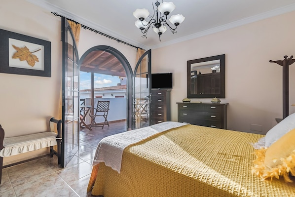 2 slaapkamers, een bureau, een strijkplank/strijkijzer, wifi