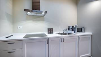Kühlschrank, Mikrowelle, Herdplatte, Espressomaschine