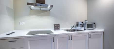Refrigerador, microondas, parrilla de estufa y cafetera de espresso
