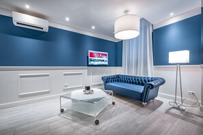 Luxury Studio | Living area | 48-inch flat-screen TV with digital channels - Garibaldi Palace (Prato)