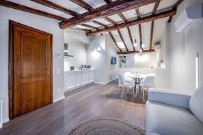 Living area | 48-inch flat-screen TV with digital channels - Garibaldi Palace (Prato)