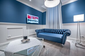 Luxury Studio | Living area | 48-inch flat-screen TV with digital channels - Garibaldi Palace (Prato)