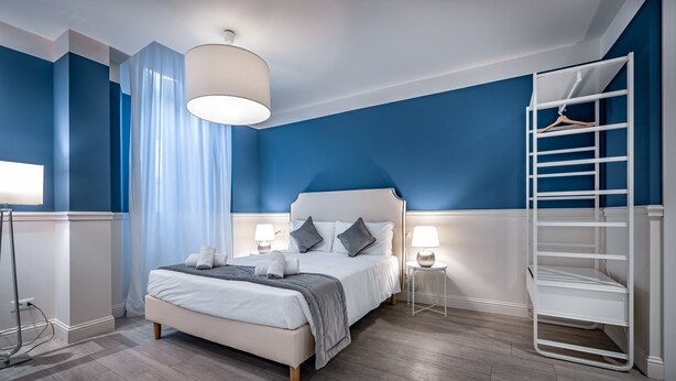 مساحة عمل للكمبيوتر المحمول ومكواة/لوح كي وواي فاي مجانًا