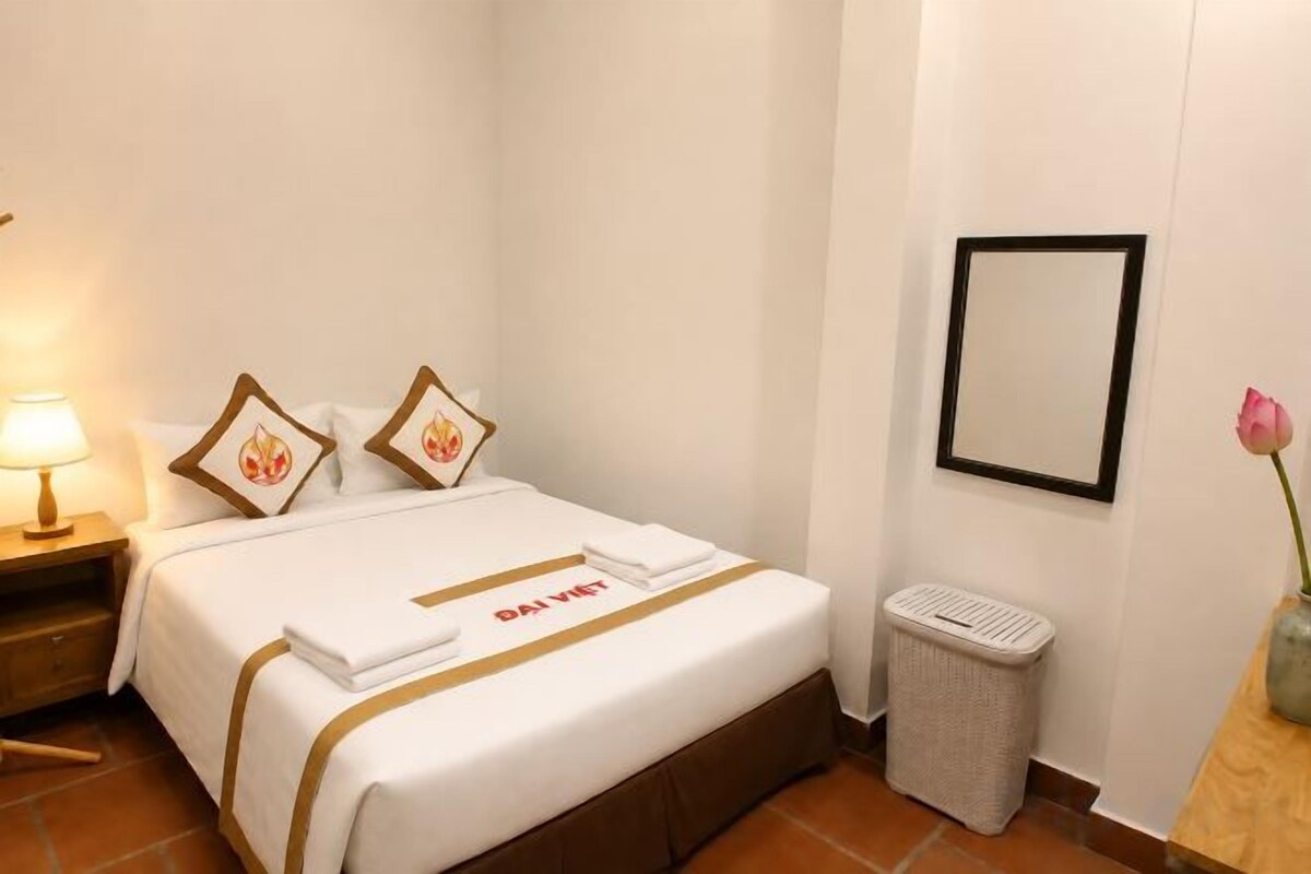 Premium bedding, minibar, desk, WiFi (free)