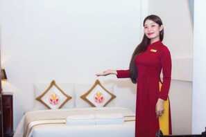 Shower, rainfall showerhead, free toiletries, hair dryer - The Rice Hotel & Tour - 191 Bui Vien (Ho Chi Minh City)