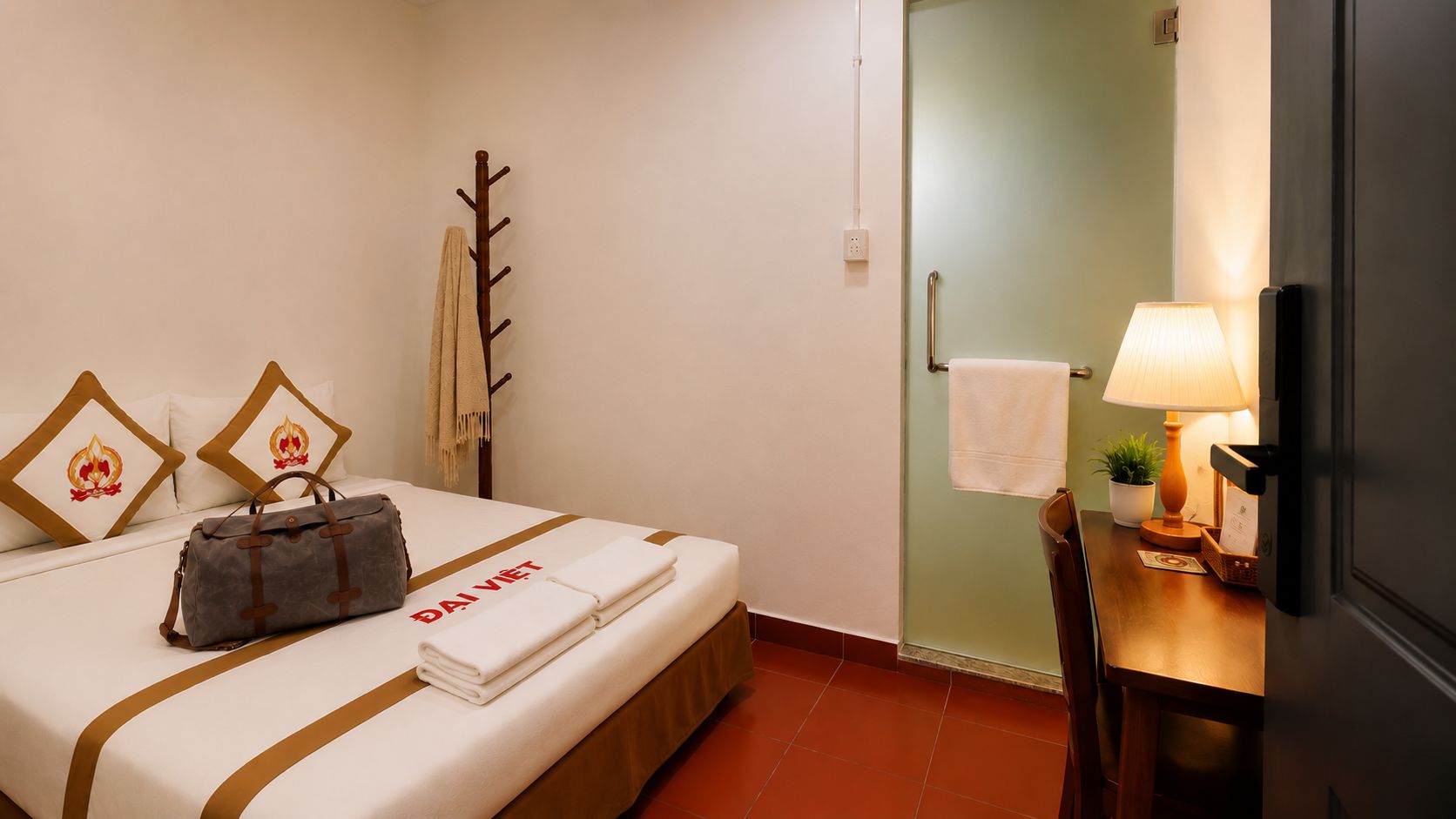 Una habitación de hotel con una cama, una mesita de noche con lámpara, un perchero y una puerta.