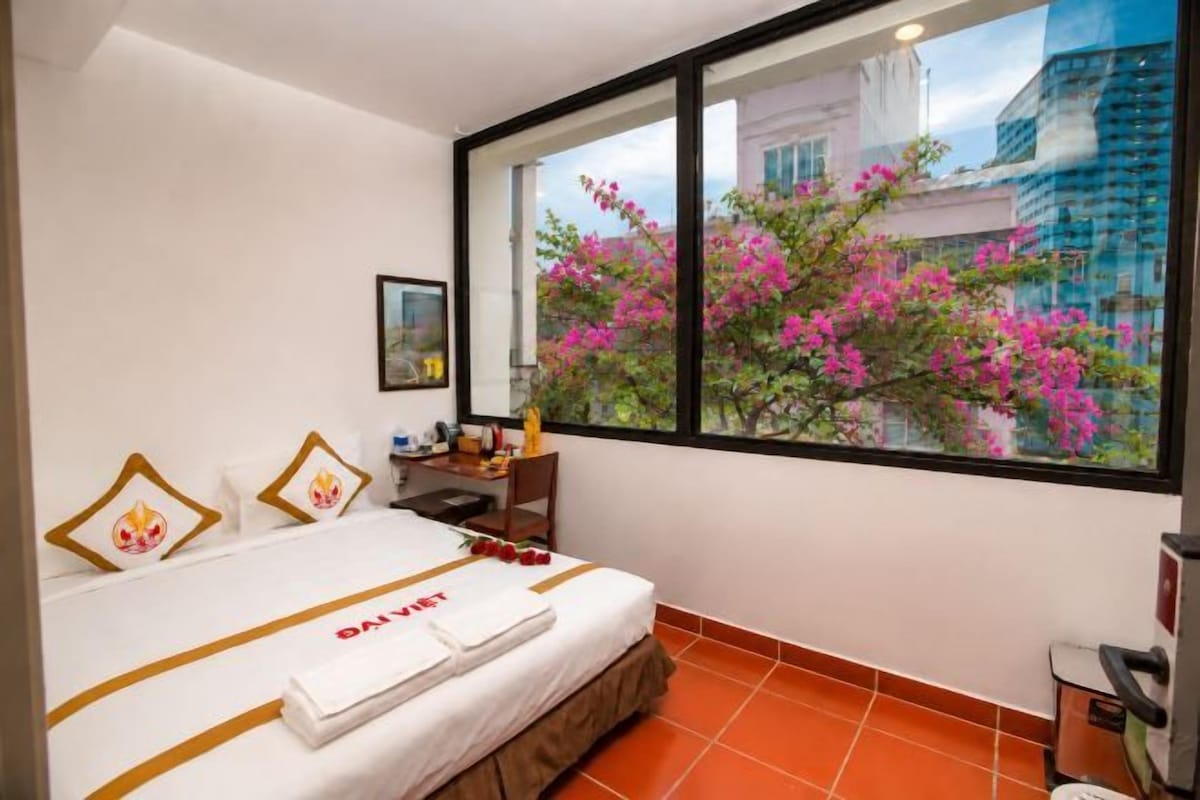 Premium bedding, minibar, desk, WiFi (free)