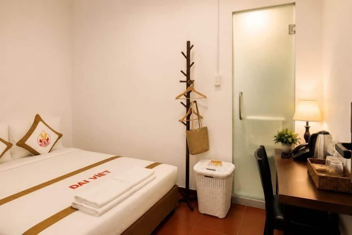 Premium bedding, minibar, desk, WiFi (free)