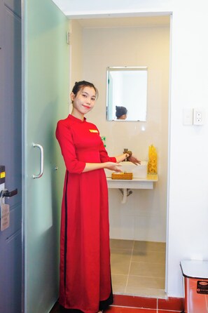 Superior kamer, 1 queensize bed, uitzicht op de stad | Badkamer | Een douche, een regendouche, gratis toiletartikelen, een haardroger