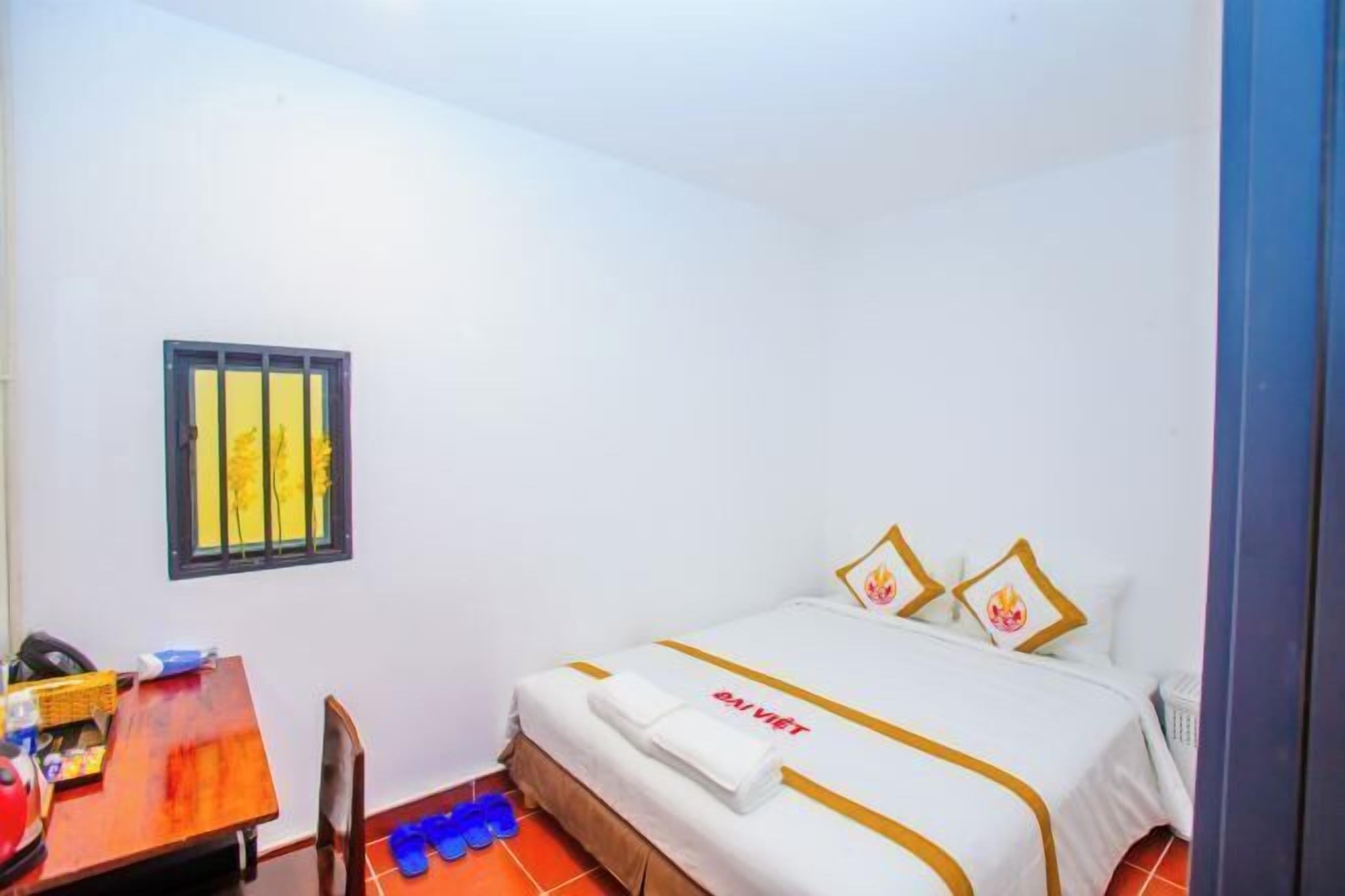 Premium bedding, minibar, desk, free WiFi