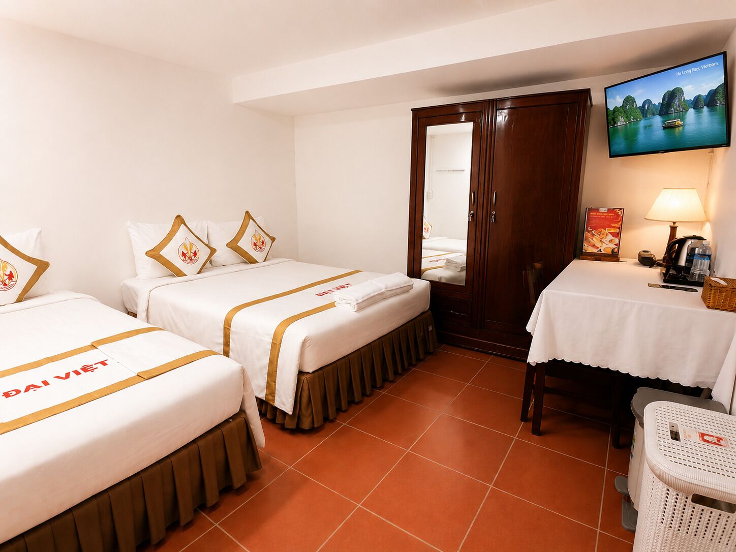 Quarto triplo júnior, em edifício anexo | Roupas de cama premium, frigobar, escrivaninha, Wi-Fi de cortesia