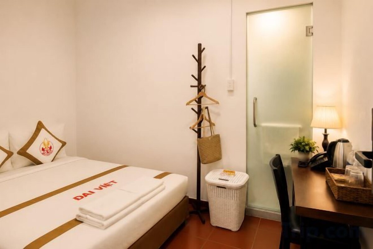 Premium bedding, minibar, desk, WiFi (free)