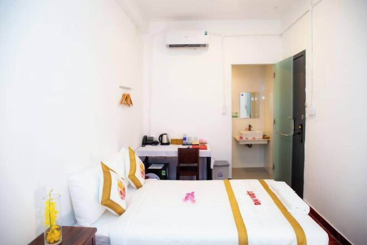 1 bedroom, premium bedding, minibar, desk