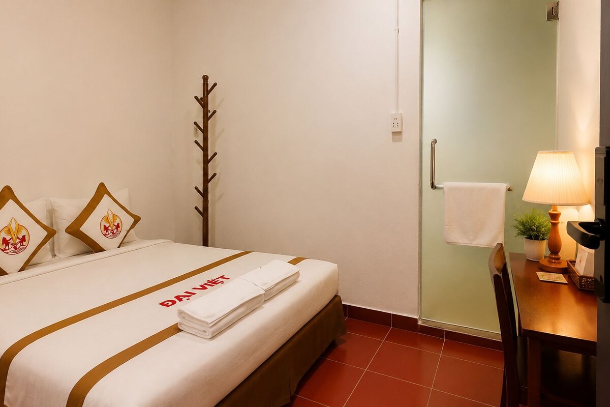 Premium bedding, minibar, desk, WiFi (free)