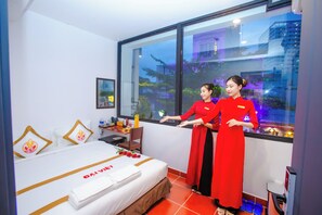 Kamar Deluks, 1 Tempat Tidur Double, pemandangan kota | Seprai premium, minibar, meja kerja, dan Wi-Fi gratis