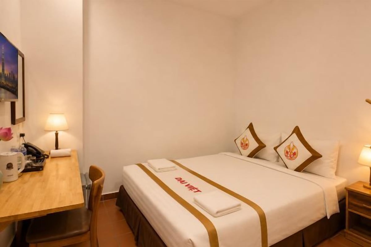 Premium bedding, minibar, desk, WiFi (free)