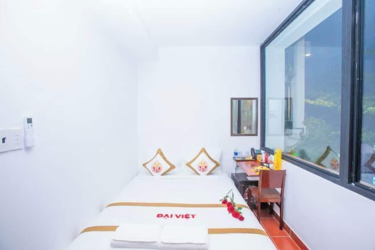 Premium bedding, minibar, desk, WiFi (free)