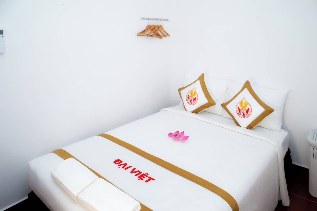 1 bedroom, premium bedding, minibar, desk