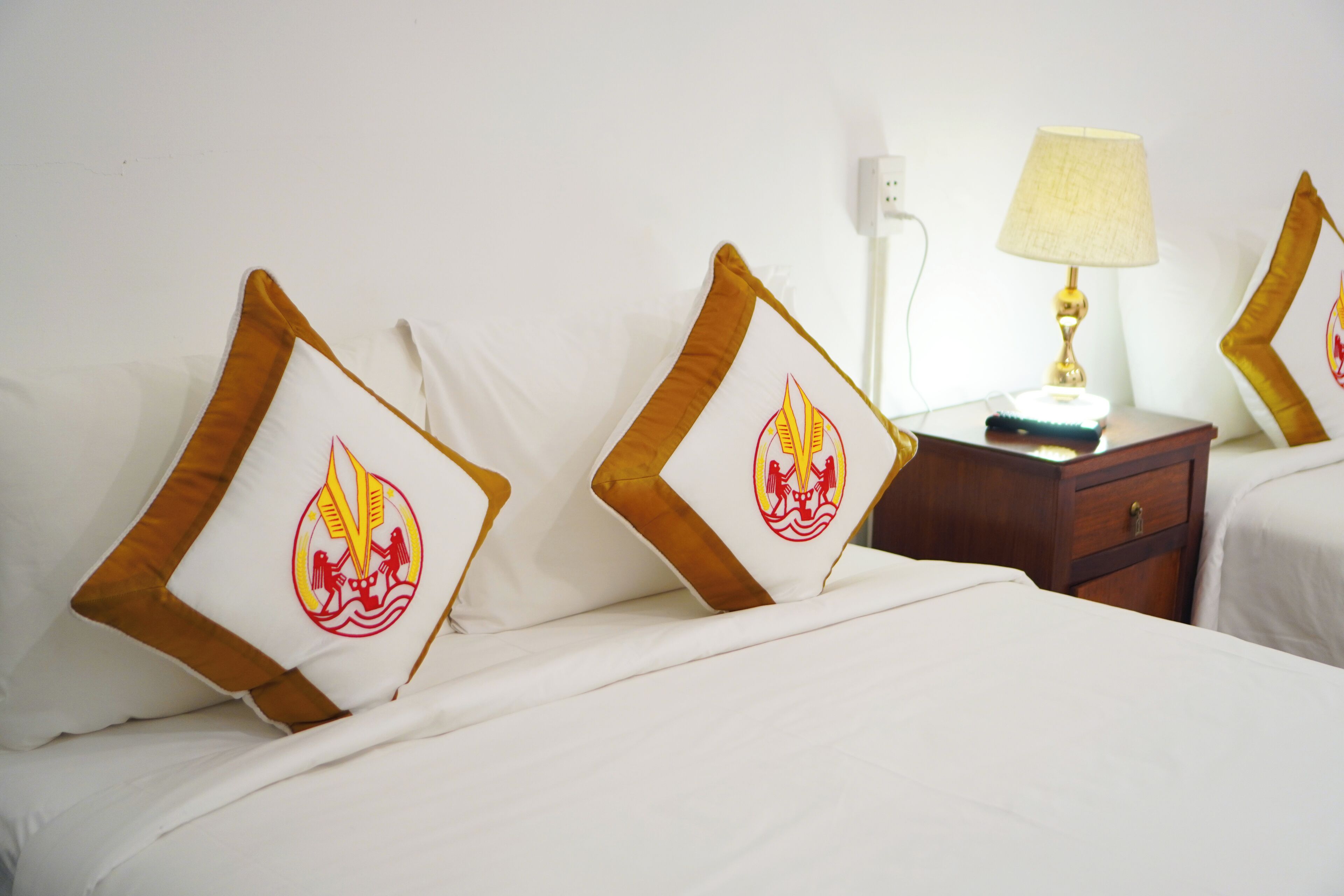 Kolmen hengen junior-huone, lisärakennuksessa | Ylelliset vuodevaatteet, minibaari, työpöytä, ilmainen Wi-Fi