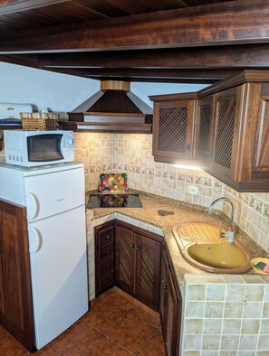 Microondas, cafetera y tetera, tetera eléctrica y utensilios de cocina