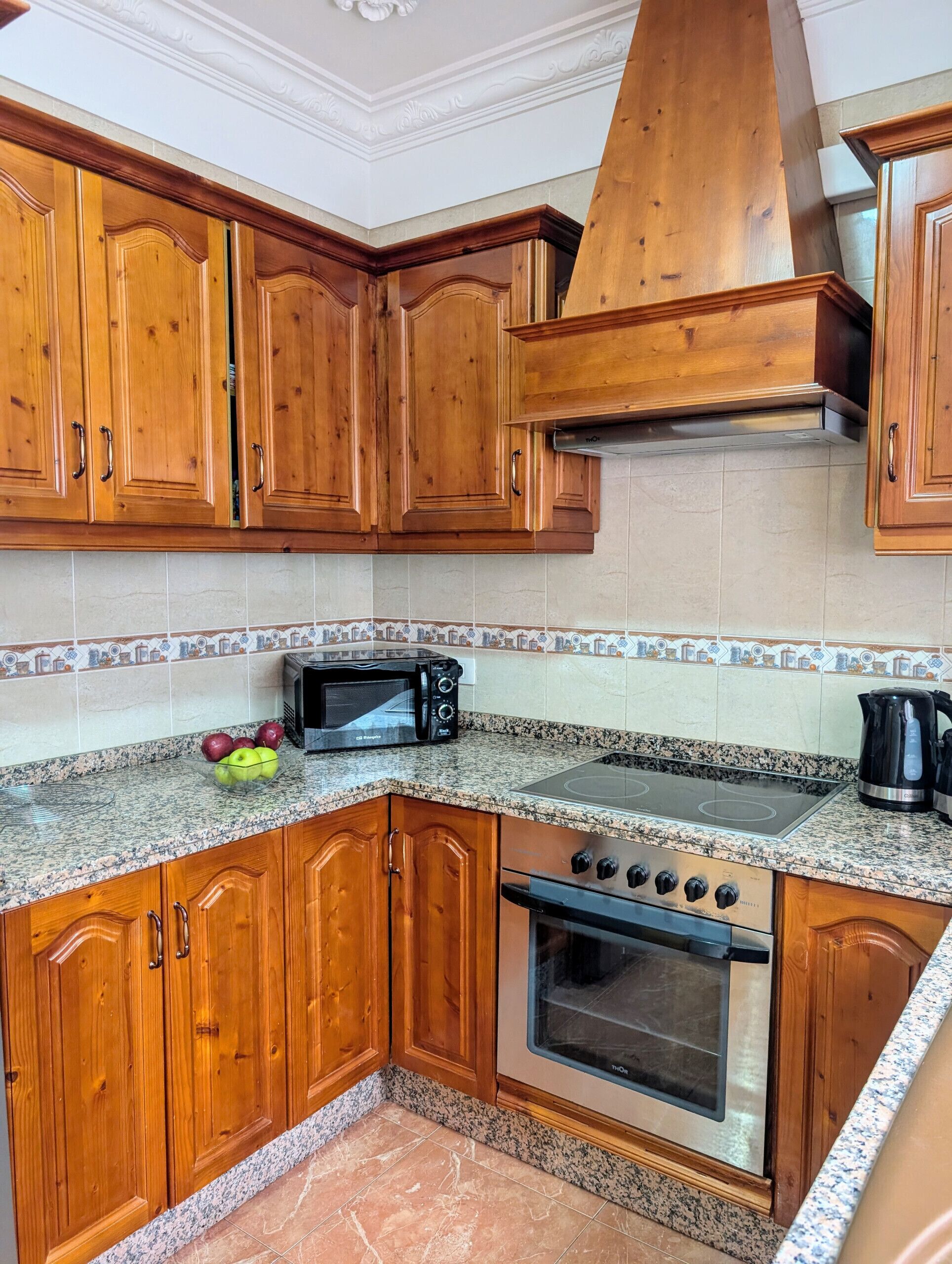 Frigorífico, microondas, cafetera o tetera y hervidor eléctrico