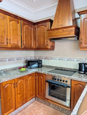 Een koelkast, een magnetron, een koffiezetapparaat/waterkoker