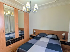 1 slaapkamer, een strijkplank/strijkijzer, gratis wifi, beddengoed