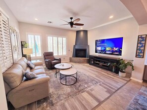 Smart TV, fireplace, offices - Gorgeous 4BR Home w/Heated Pool & Mtn Views (Marana)