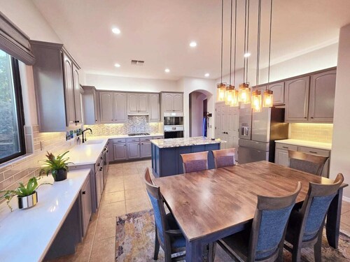 Gorgeous 4BR Home w/Heated Pool & Mtn Views