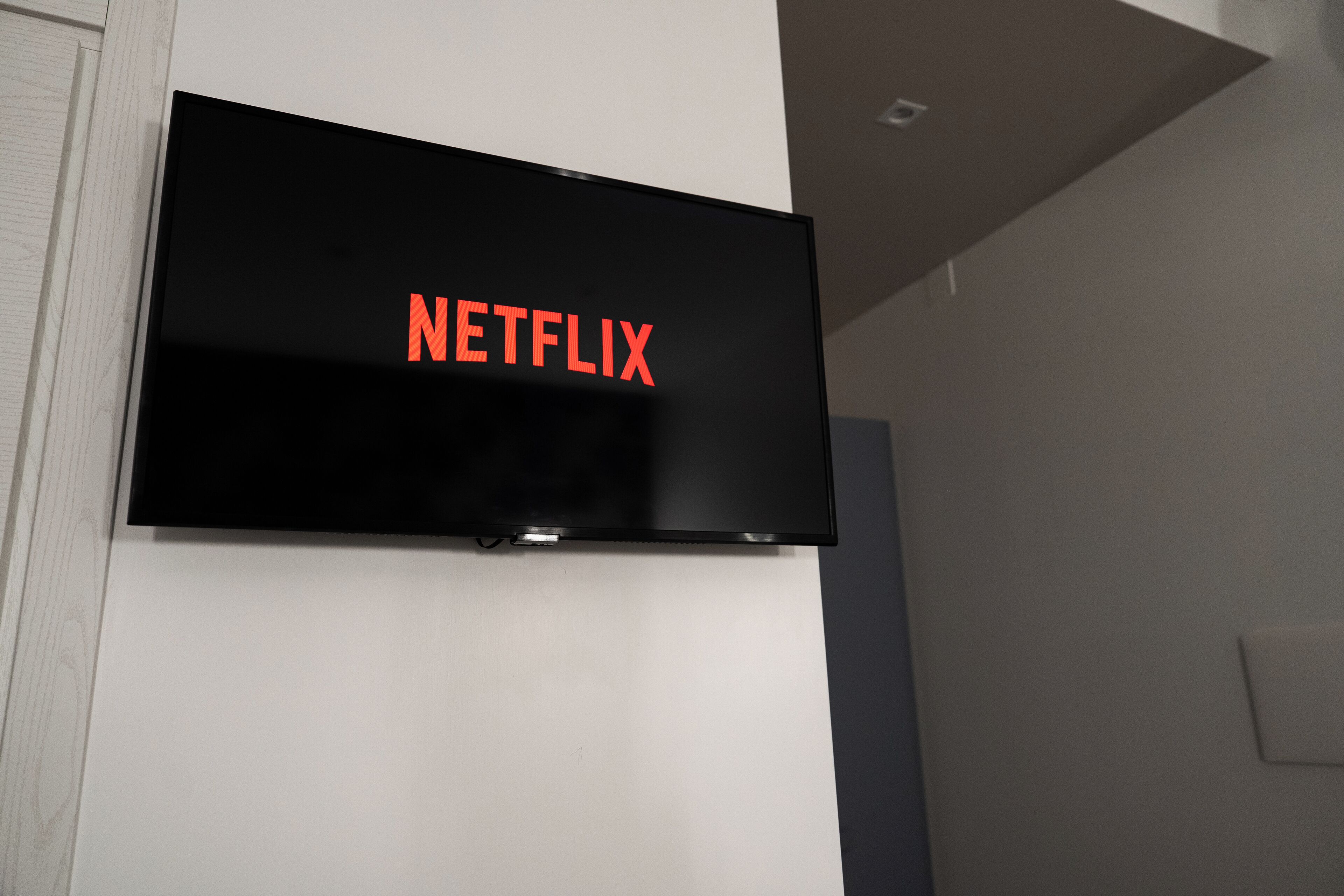 Un televisor de pantalla plana montado en la pared con el logotipo de Netflix.