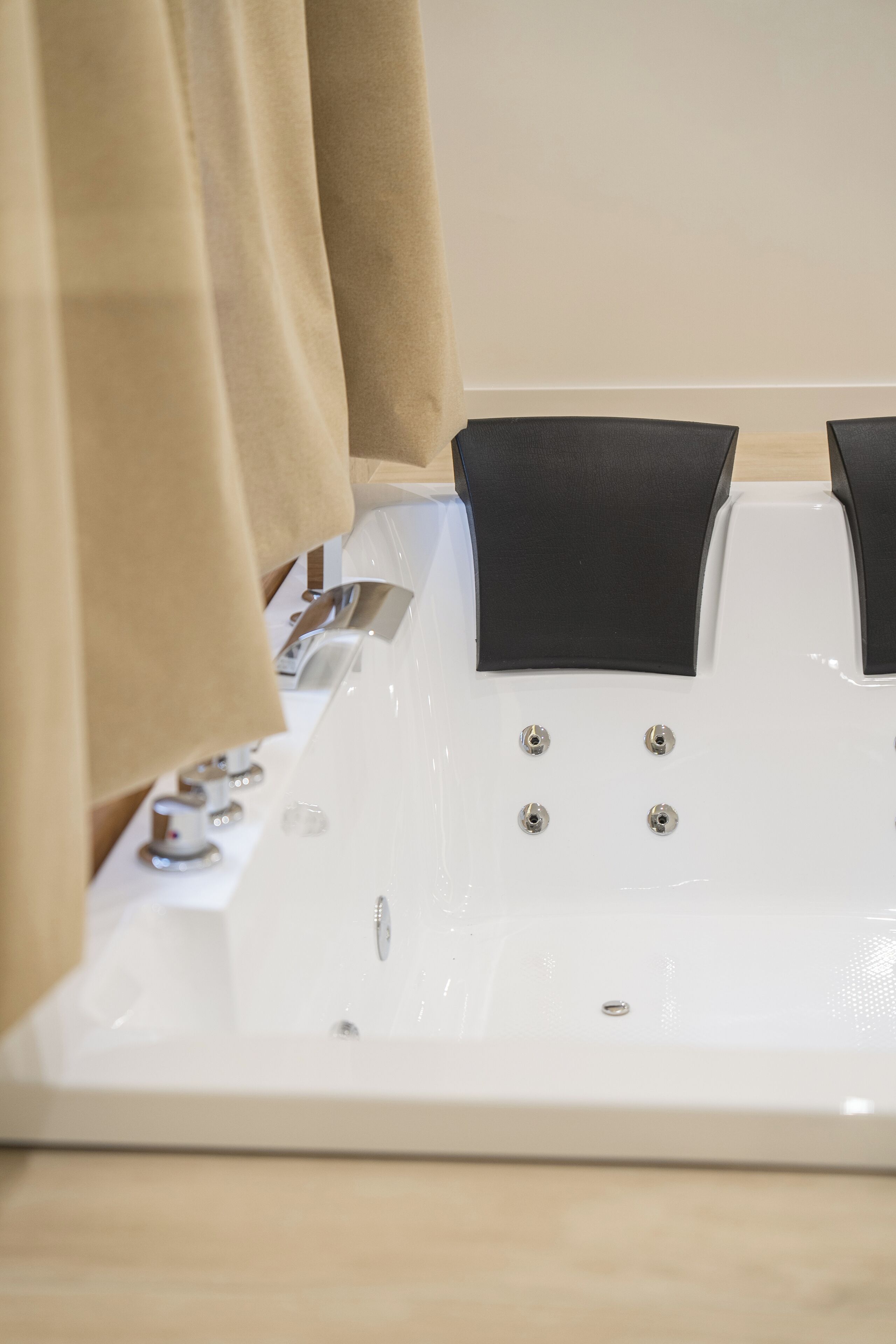 Ein modernes Badezimmer mit einer großen Badewanne, einer Duschkabine und einem WC.