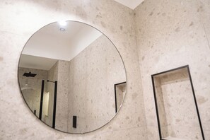 Suite monolocale di lusso con vista sulle montagne e balcone (Fuoco 1) | Bathroom | Free toiletries, hair dryer, bidet, towels - Napolitano Rooms - POMPEI  (Scafati)