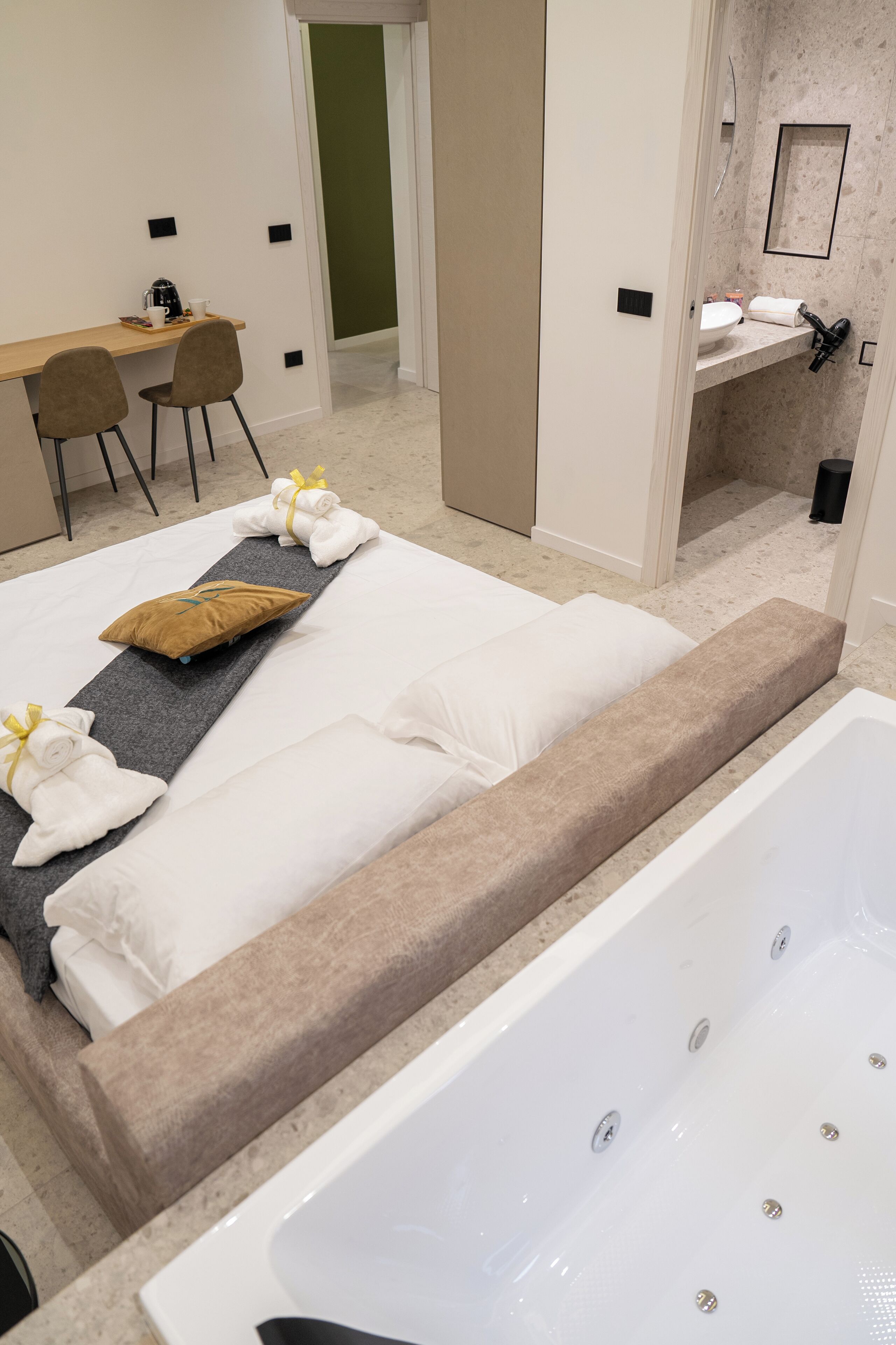 Suite monolocale di lusso con vista sulle montagne e balcone (Fuoco 1) | Eigener Whirlpool