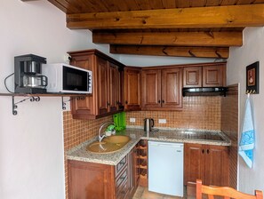 Kühlschrank, Mikrowelle, Wasserkocher mit Kaffee-/Teezubehör