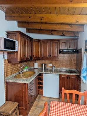 Kühlschrank, Mikrowelle, Wasserkocher mit Kaffee-/Teezubehör