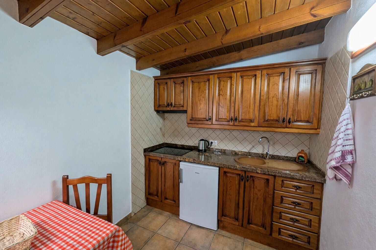 Refrigerador, microondas, cafetera y tetera y tetera eléctrica 