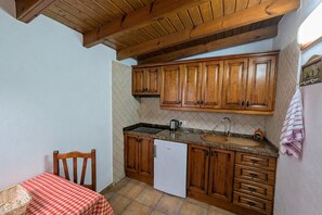 Réfrigérateur, micro-ondes, cafetière/bouilloire, bouilloire électrique