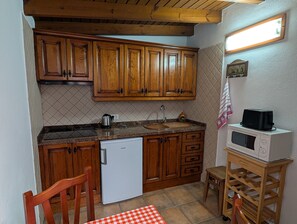 Kühlschrank, Mikrowelle, Wasserkocher mit Kaffee-/Teezubehör