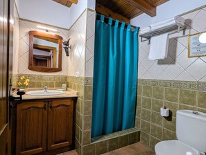 Douche, séchoir à cheveux, serviettes fournies