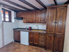 Kühlschrank, Mikrowelle, Wasserkocher mit Kaffee-/Teezubehör