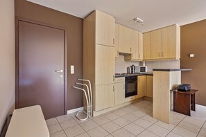 Fridge, oven, stovetop, coffee/tea maker