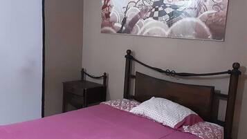 1 dormitorio, tabla de planchar con plancha, wifi y ropa de cama