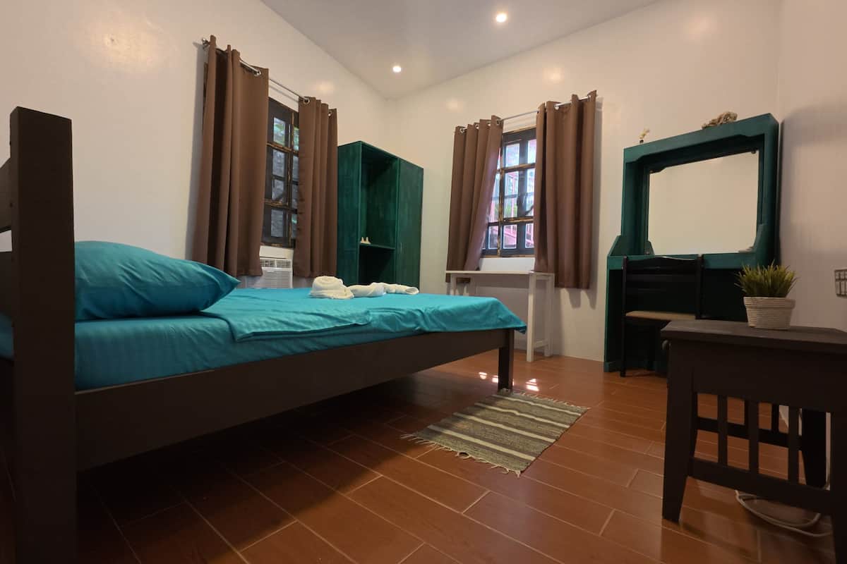 Room, 1 Queen Bed, Non Smoking | Desk, laptop workspace, free WiFi, bed sheets
