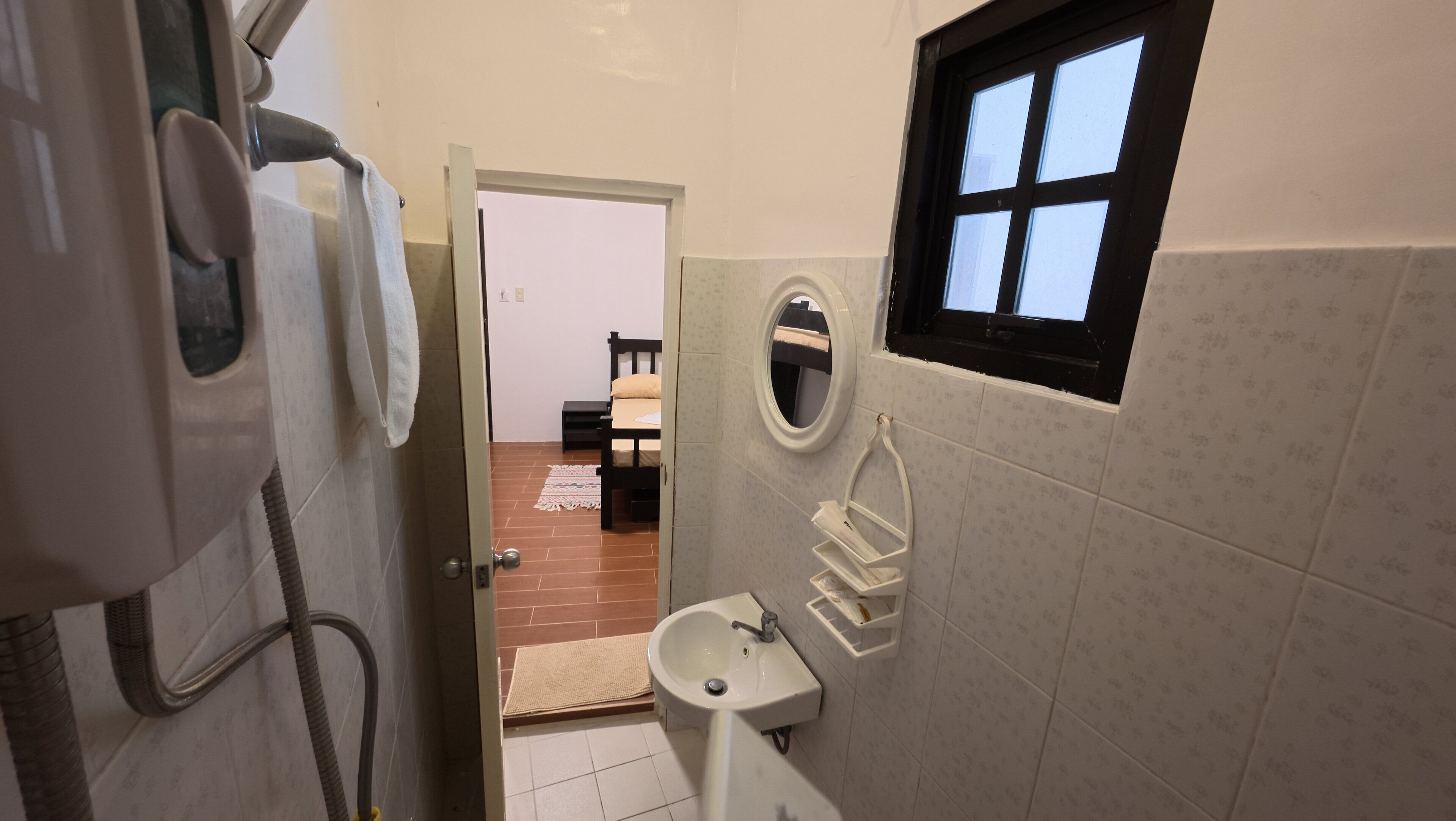 Un baño pequeño con inodoro, lavabo y una ventana.