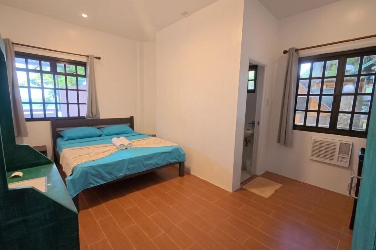Desk, laptop workspace, free WiFi, bed sheets