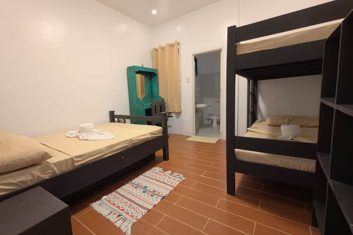 Standard Room | Desk, laptop workspace, free WiFi, bed sheets