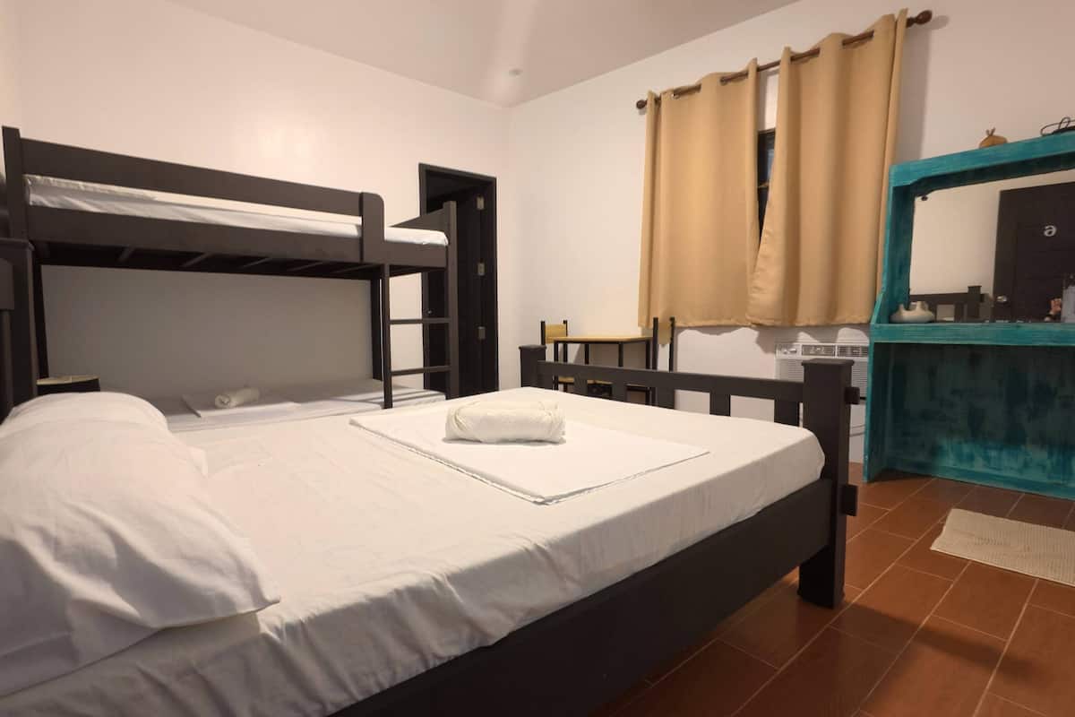 Deluxe Room, Sea View | Desk, laptop workspace, free WiFi, bed sheets