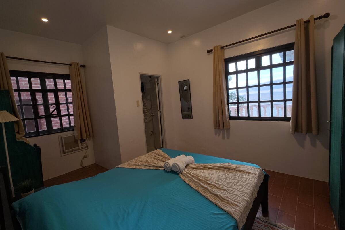 Desk, laptop workspace, free WiFi, bed sheets